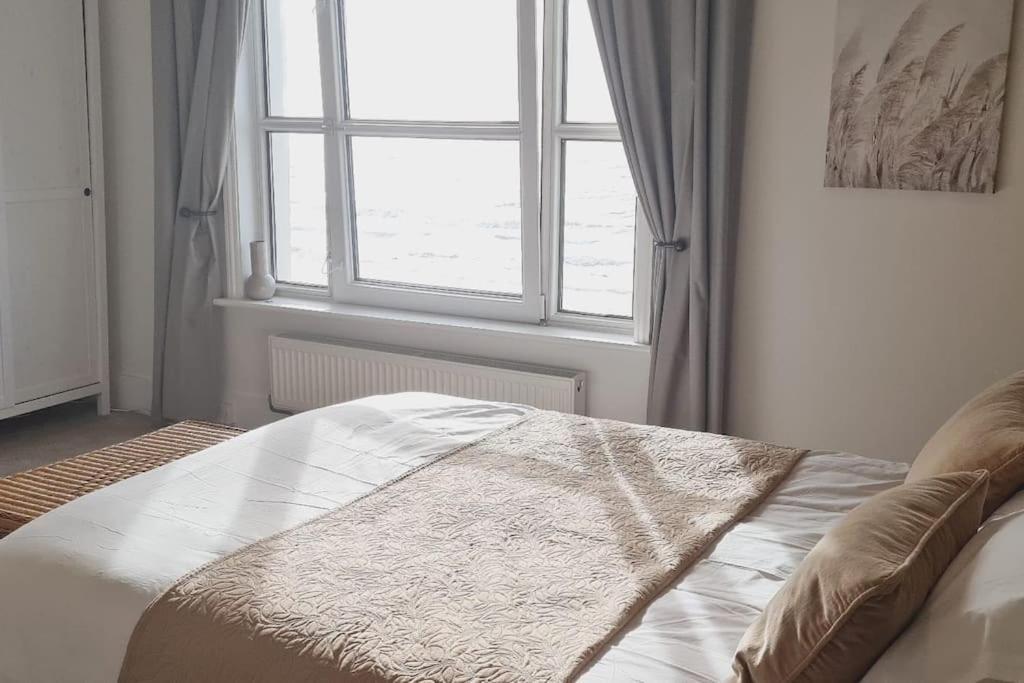Beach View, 4 Bedroom House Opposite The Sea! Sleeps 10 Sandgate Eksteriør bilde